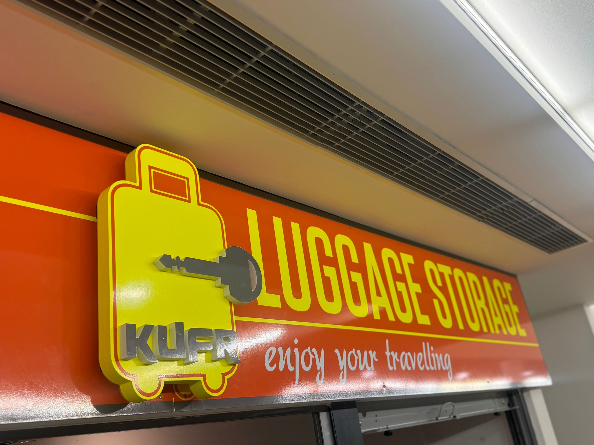 Logo - Viněta Luggage Storage