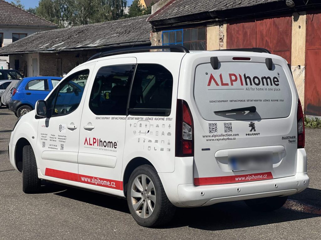 Peugeot Partner ALPIhome s reklamním polepem