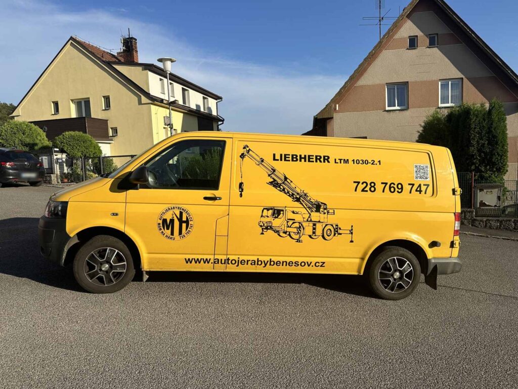Žlutá dodávka autojeřábů z Benešovska s polepem a telefonem