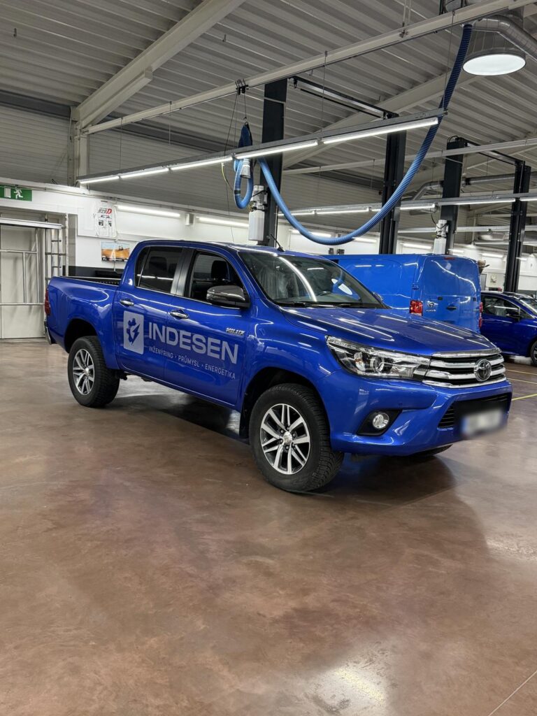Pickup Toyota Hilux INDESEN s reklamním polepem