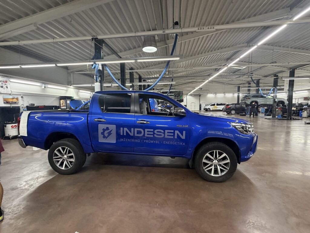 Bok pickupu Toyota Hilux INDESEN s logem a nápisem Inženýring, průmysl, energetika