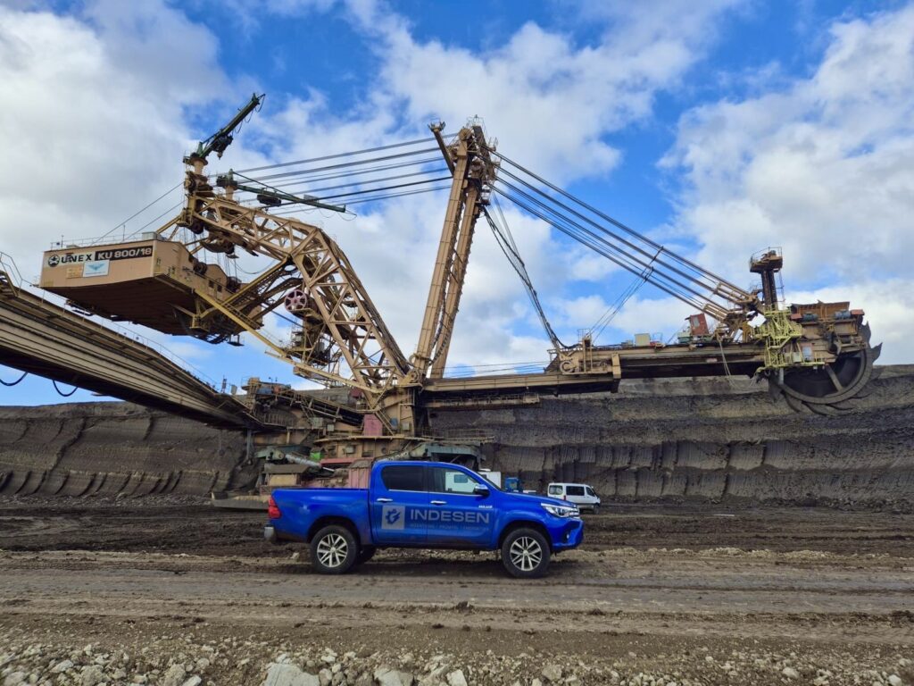Pickup Toyota Hilux INDESEN s polepem v povrchovém dole pod rypadlem