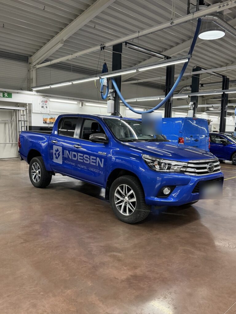 Modrý pickup Toyota Hilux INDESEN s polepem na dveřích