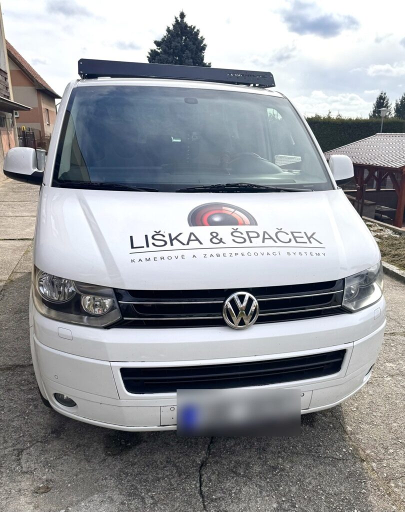 Předek dodávky Liška & Špaček s logem na kapotě, kamerové a zabezpečovací systémy