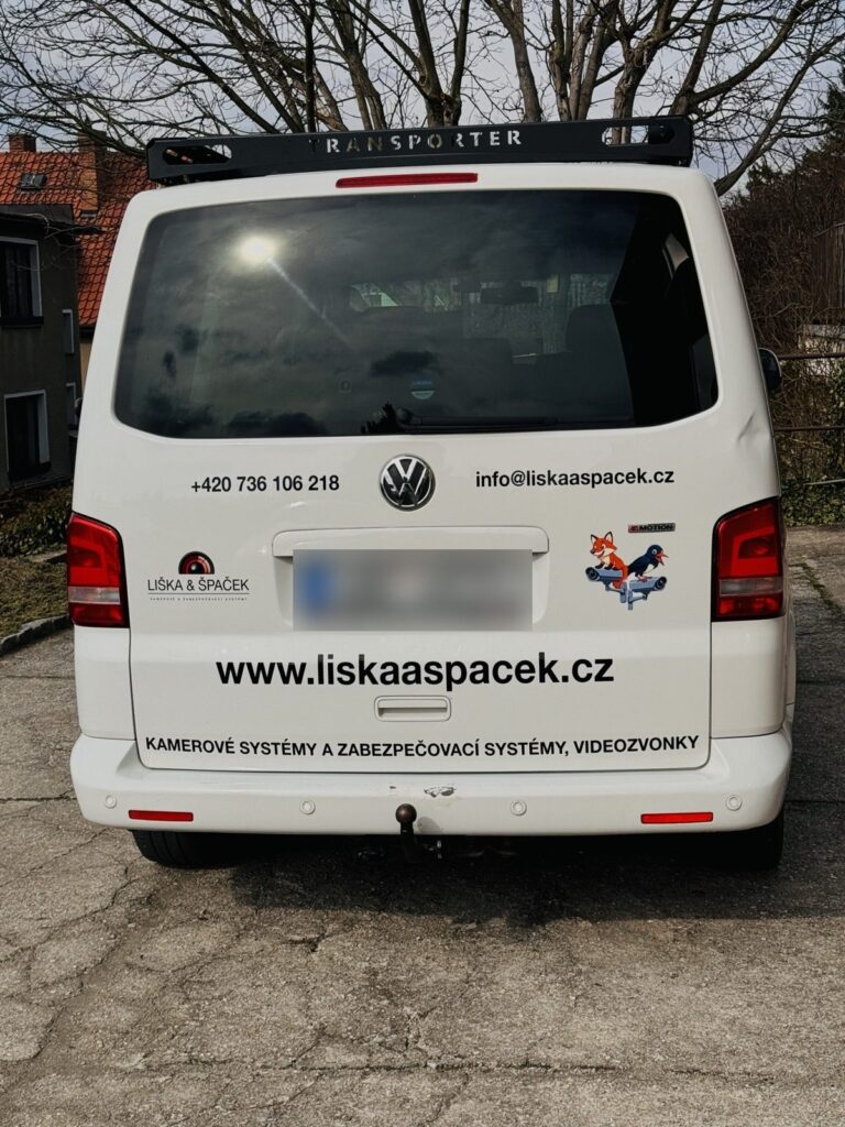 Zadní dveře dodávky Liška & Špaček s webem, telefonem a e-mailem