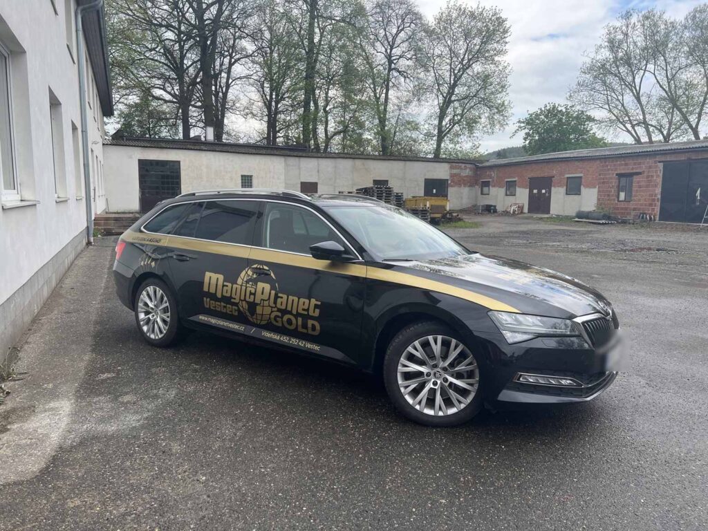 Škoda Superb Magic Planet Vestec se zlatým polepem