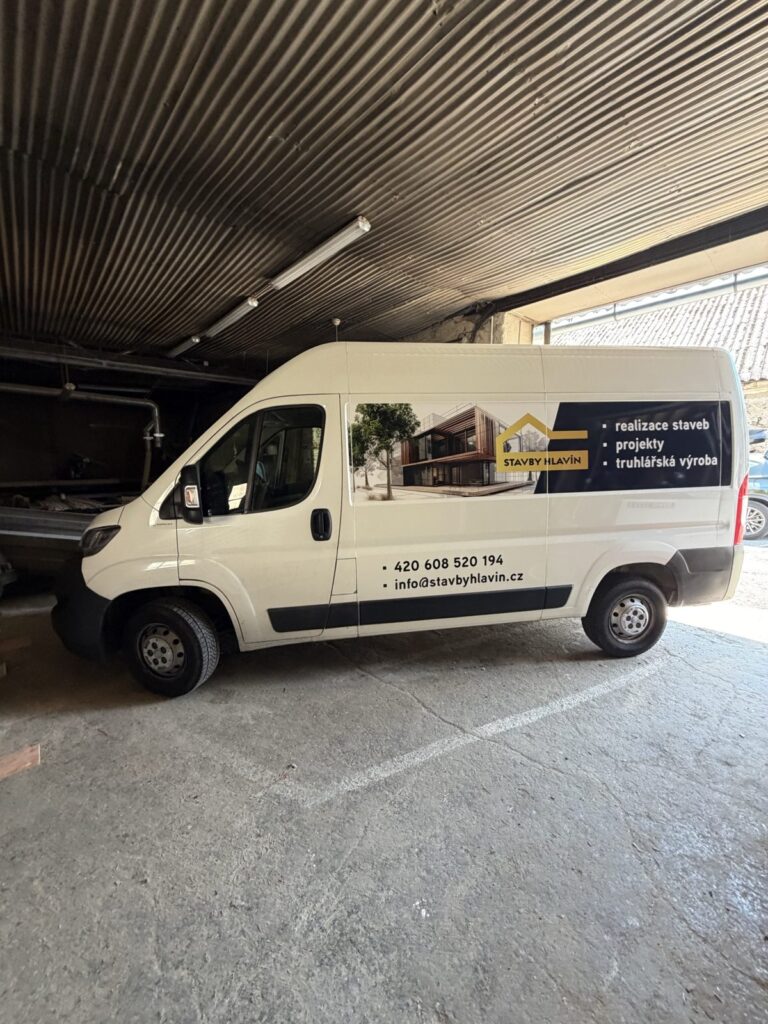Bílá dodávka Peugeot Boxer Stavby Hlavín s polepem, vizualizací domu a kontakty