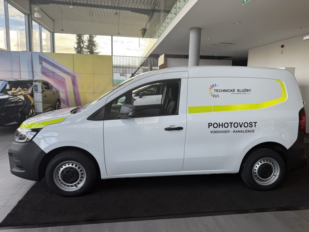 Bílá dodávka Renault Technické služby Dolnobřežanska s polepem Pohotovost vodovody a kanalizace