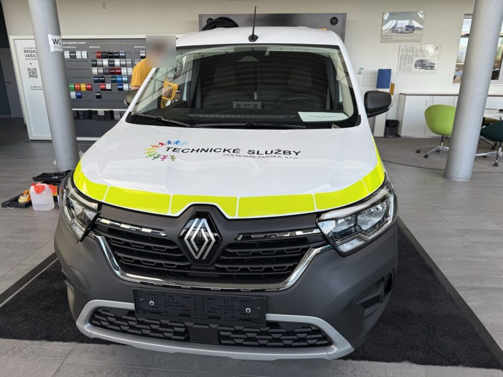 Předek dodávky Technické služby Dolnobřežanska s logem na kapotě a reflexním pruhem