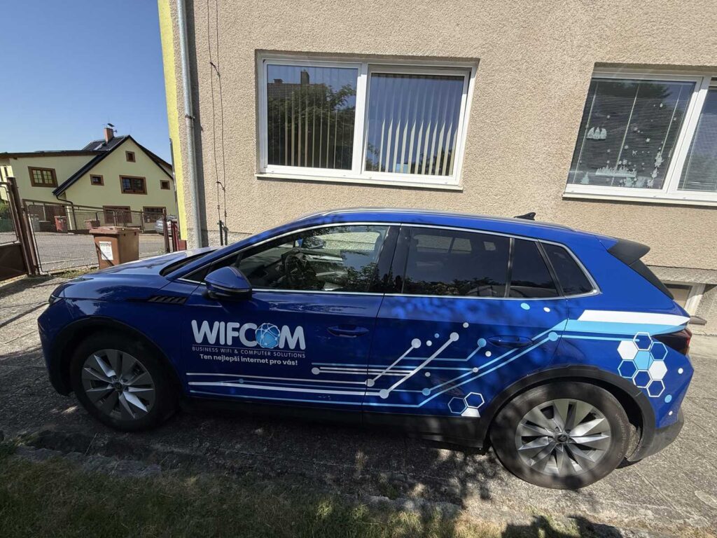 Modrá Škoda Elroq WIFCOM s reklamním polepem