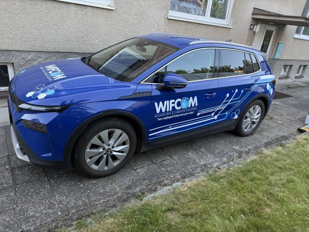 Modrá Škoda Elroq WIFCOM s polepem na kapotě a bocích