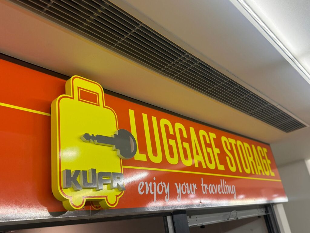 Světelná reklama Luggage Storage nad provozovnou
